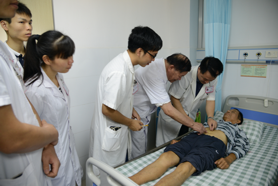 全国名老中医、黄氏壮医针灸流派创建人黄瑾明教授到我院指导工作