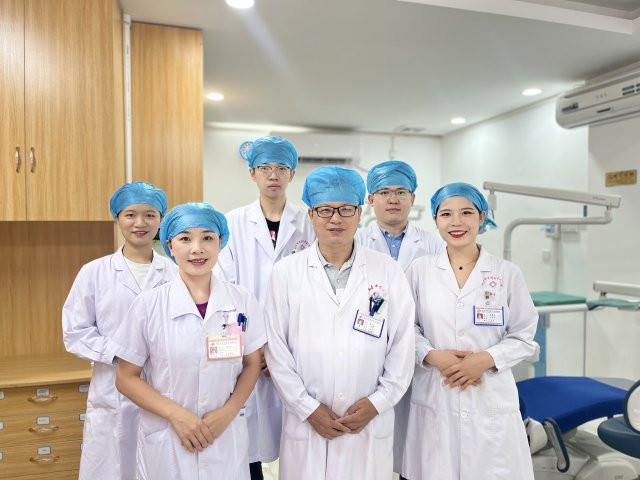 告别氟斑牙困扰，重绽自信笑容